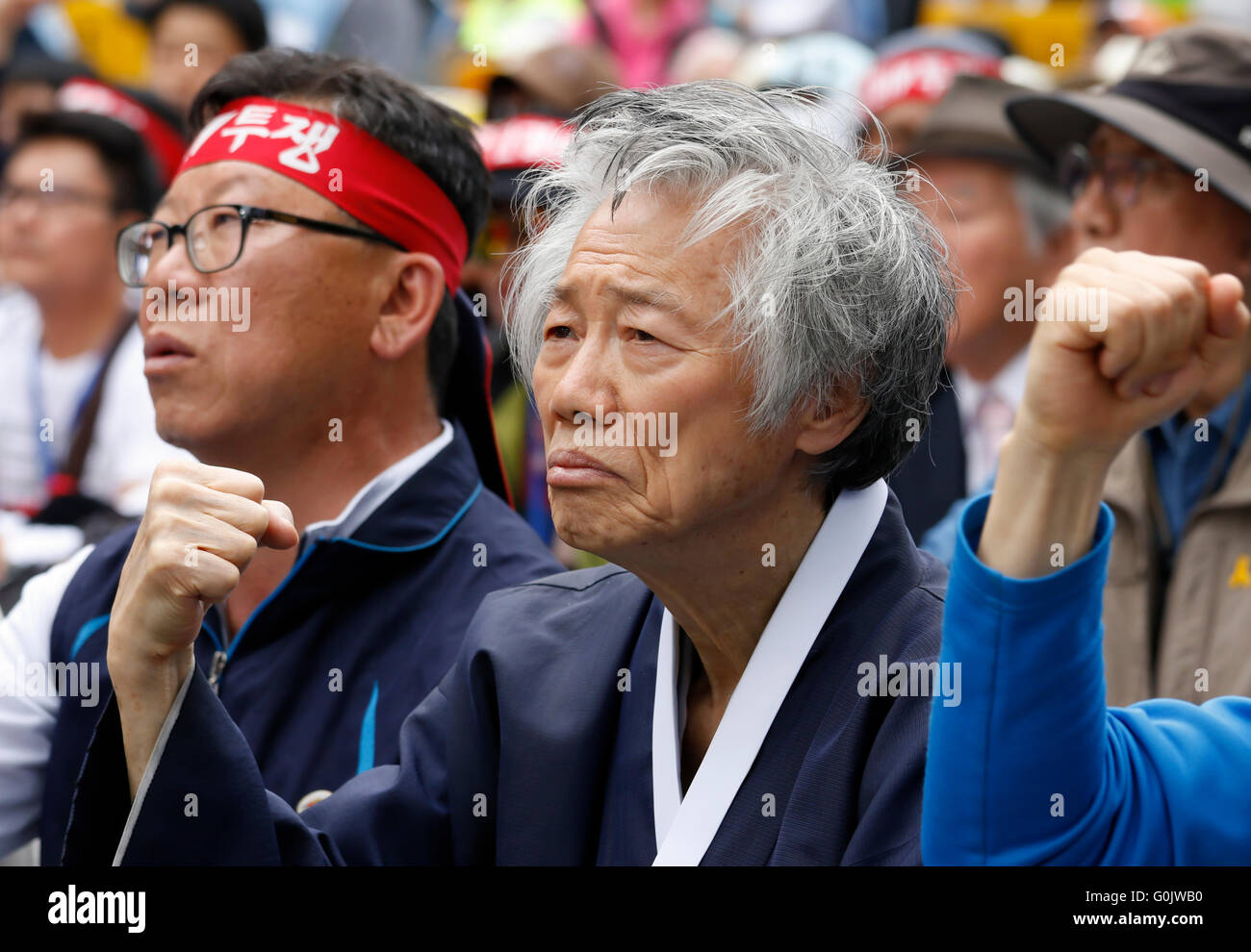 Premier mai, 1er mai 2016 : Baek Gi-wan (C, 84), militant sud-coréen pour la réforme sociale, la réunification des deux Corée et les droits de l'homme, assiste à un premier mai avec les travailleurs à Séoul, Corée du Sud. Environ 80 000 travailleurs des deux centrales du pays, les syndicats, la Confédération Coréenne des Syndicats (KCTU) et la Fédération des Syndicats coréens (FKTU) qui a eu lieu le jour des rassemblements dans 15 villes à travers le pays, selon des médias locaux. Les travailleurs ont exigé le retrait du marché du travail mené par le gouvernement les plans de changement qu'ils insistent, il sera plus facile pour la gestion d'un incendie, les travailleurs à faible expansion q Banque D'Images