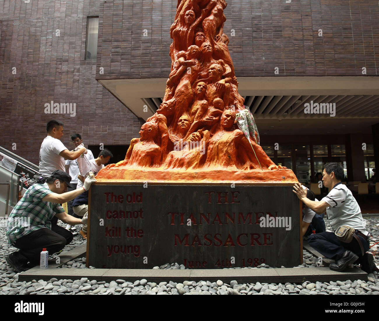 2 mai 2016 - Le nettoyage annuel du pilier de la honte par le sculpteur danois Jens Galschiot est exécuté par les membres de l'Alliance de Hong Kong en soutien des mouvements démocratiques patriotique de Chine sur le campus de l'Université de Hong Kong en tant que 27e anniversaire du massacre de la Place Tian An Men 6,4 est à venir le mois prochain. Le 2 mai 2016. Zuma/Liau Chung Ren © Liau Chung Ren/ZUMA/Alamy Fil Live News Banque D'Images