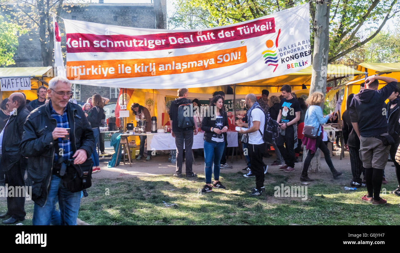 Kreuzberg, Berlin, Allemagne, 1er mai, 2016. Mai, Fête du travail ou travailleurs jour est célébré sur le 1er mai et est un jour férié en Allemagne. À Berlin la plus grande fête du Travail les festivités ont lieu dans la région de Kreuzberg. Rues sont fermées, les détenteurs de décrochage bordent les rues vendant de la nourriture, des bandes jouer, et des Dj de divertir la foule. Les militants politiques sont tirées de l'événement et il y a une grande présence policière. Campagne pour les droits des travailleurs en ce jour et peut assister à des rassemblements ou des marches. © Eden Breitz/Live Alamy News Banque D'Images