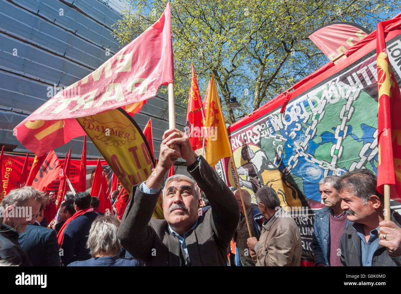 Londres, Royaume-Uni. 1er mai 2016. La célébration de Journée internationale des travailleurs socialistes à Clekenwell Green : beaucoup de Turcs et Kurdes Daymer le centre communautaire dans le nord de Londres. L'événement célèbre les nombreuses réalisations de la lutte par les travailleurs au cours des années et de montrer leur détermination à lutter contre les tentatives de réduire les droits des travailleurs et à continuer la lutte pour l'égalité et la justice. Peter Marshall/Alamy Live News Banque D'Images