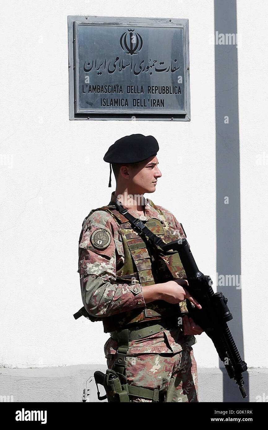 Rome, Italie. 2 mai, 2016. Ambassade de l'Iran Rome le 2 mai 2016. Marathon de sit-in en face de l'Iranian, égyptienne et ambassades turques pour la liberté de la presse et des droits de l'homme. Samantha Photo/ Zucchi Insidefoto/Alamy Live News Banque D'Images