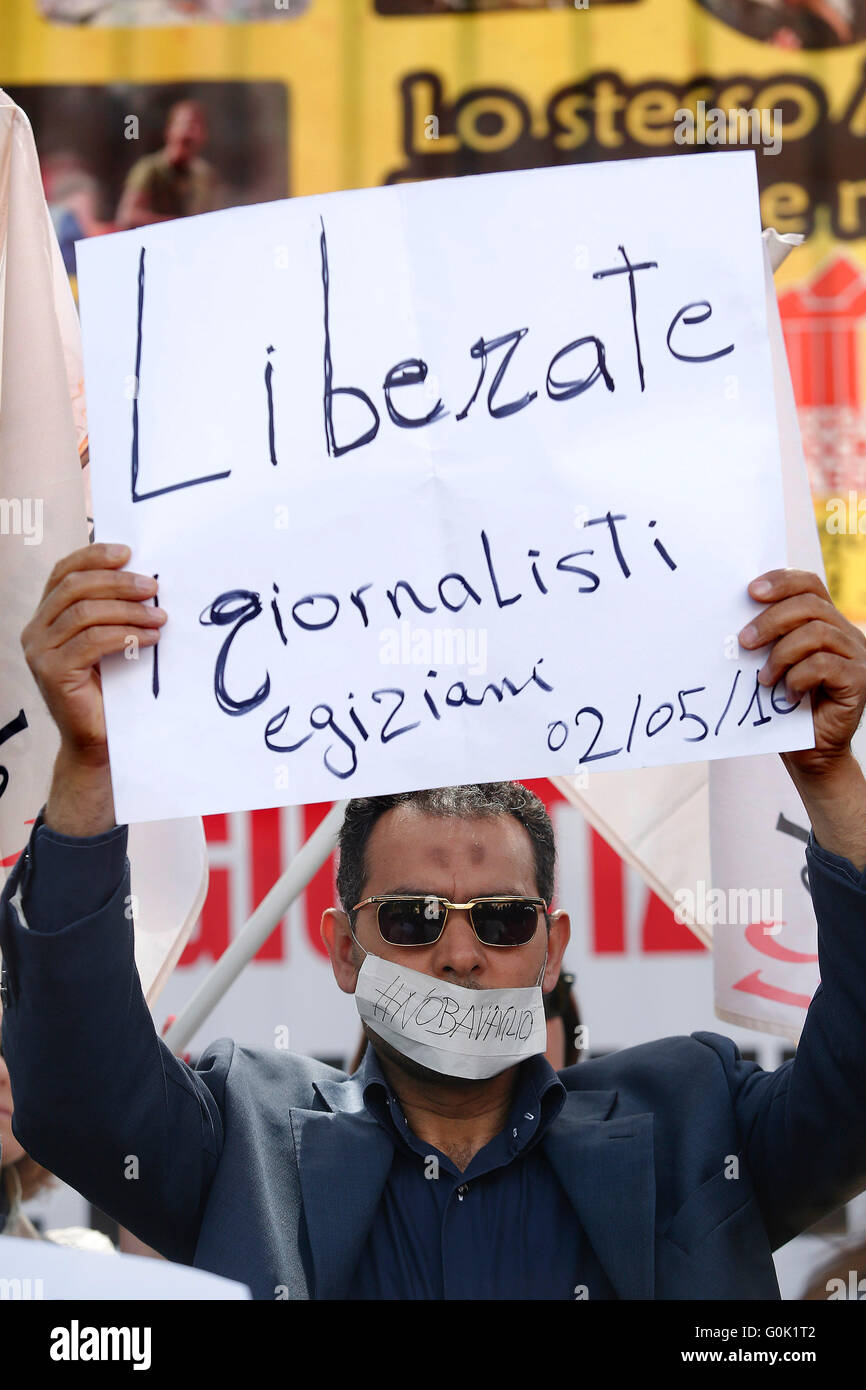 Rome, Italie. 2 mai, 2016. Bannière, la liberté pour les journalistes égyptiens Rome le 2 mai 2016. Marathon de sit-in en face de l'Iranian, égyptienne et ambassades turques pour la liberté de la presse et des droits de l'homme. Samantha Photo/ Zucchi Insidefoto/Alamy Live News Banque D'Images