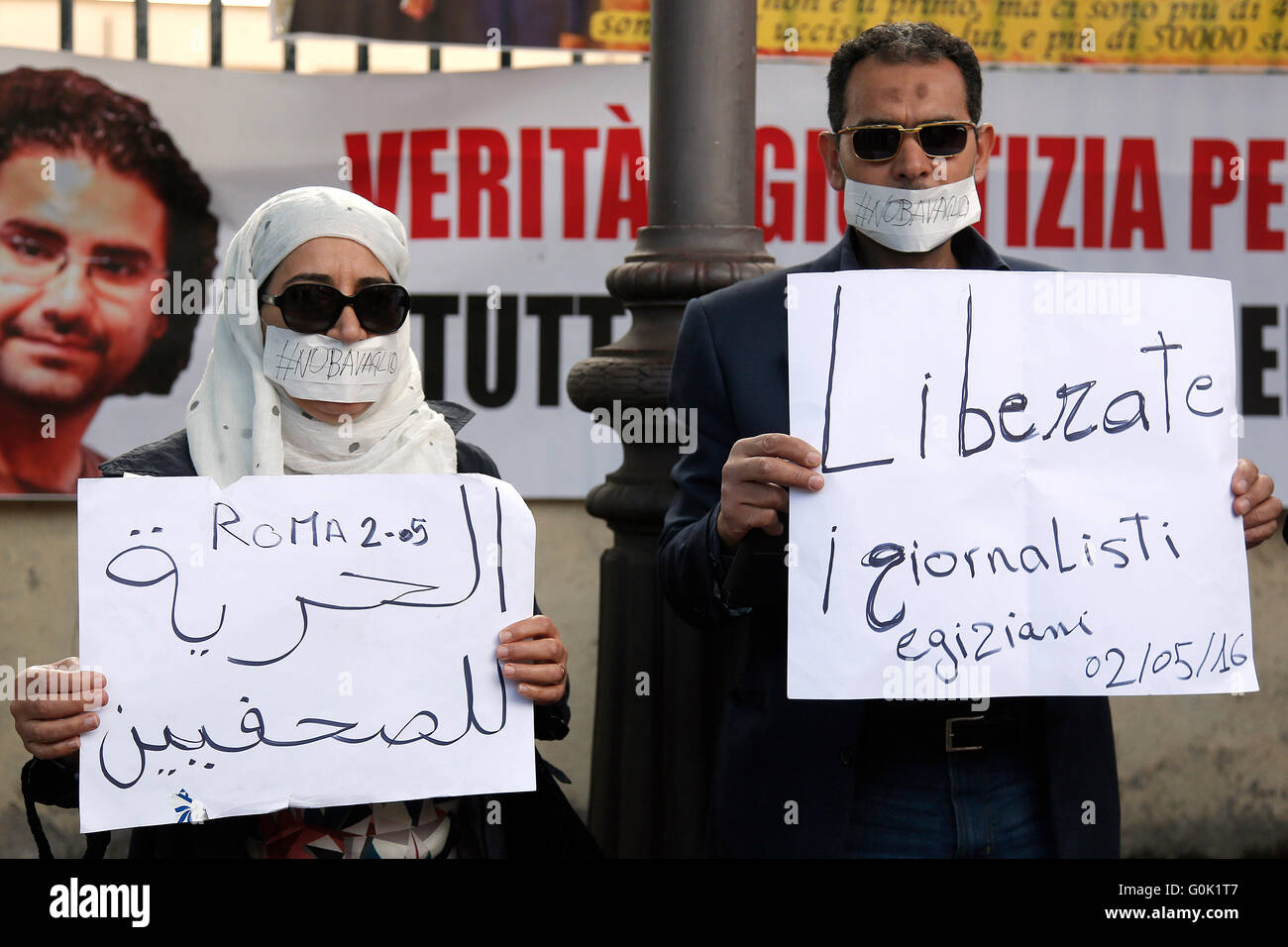 Rome, Italie. 2 mai, 2016. Des bannières, la liberté pour les journalistes égyptiens Rome le 2 mai 2016. Marathon de sit-in en face de l'Iranian, égyptienne et ambassades turques pour la liberté de la presse et des droits de l'homme. Samantha Photo/ Zucchi Insidefoto/Alamy Live News Banque D'Images