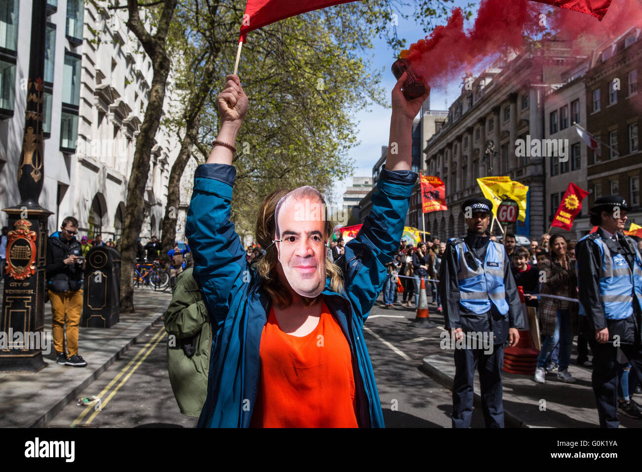 Londres, Royaume-Uni. 1er mai 2016. Un militant pour les droits syndicaux de s'unir avec un flare rouge et un masque à l'effigie de Gabriel Escarrer, fondateur de Melia Hotels International, à l'extérieur de l'hôtel de Londres me que le jour approche. mars mai Credit : Mark Kerrison/Alamy Live News Banque D'Images