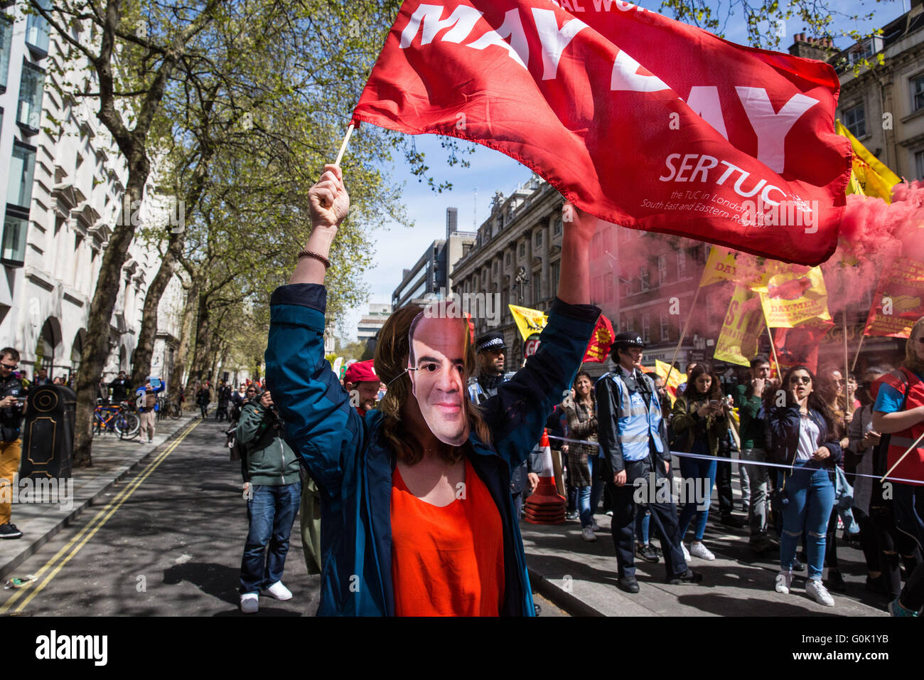 Londres, Royaume-Uni. 1er mai 2016. Un militant pour les droits syndicaux de s'unir avec un flare rouge et un masque à l'effigie de Gabriel Escarrer, fondateur de Melia Hotels International, à l'extérieur de l'hôtel de Londres me que le jour approche. mars mai Credit : Mark Kerrison/Alamy Live News Banque D'Images