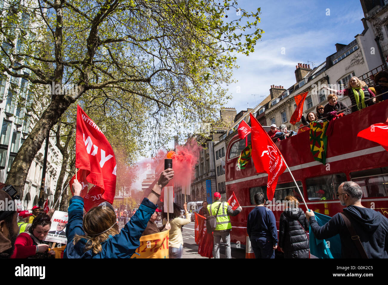 Londres, Royaume-Uni. 1er mai 2016. Un militant pour les droits syndicaux de s'unir avec un flare rouge à l'extérieur de l'hôtel de Londres me que le jour approche. mars mai Credit : Mark Kerrison/Alamy Live News Banque D'Images