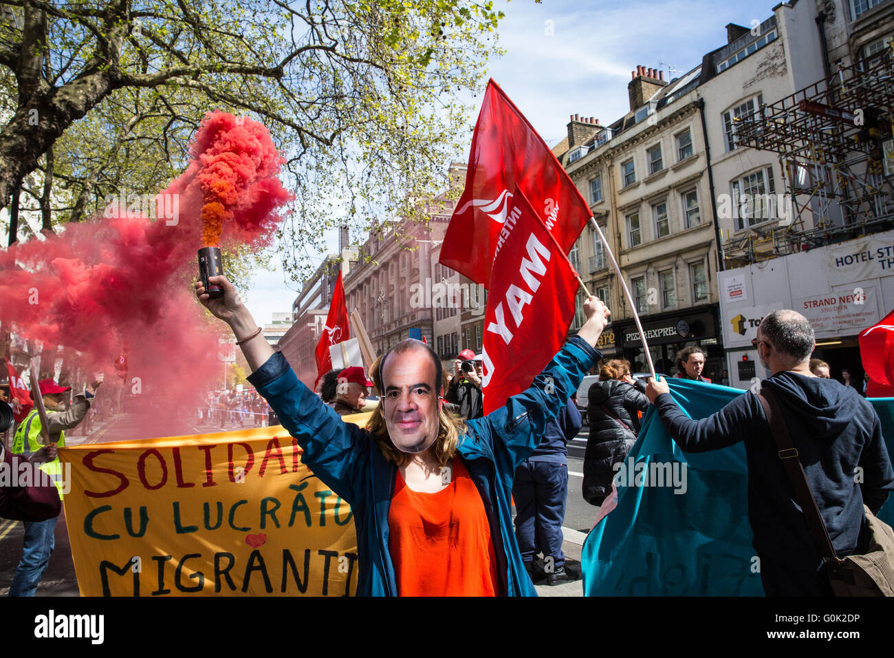 Londres, Royaume-Uni. 1er mai 2016. Un militant pour les droits syndicaux de s'unir avec un flare rouge et un masque à l'effigie de Gabriel Escarrer, fondateur de Melia Hotels International, à l'extérieur de l'hôtel de Londres me que le jour approche. mars mai Credit : Mark Kerrison/Alamy Live News Banque D'Images