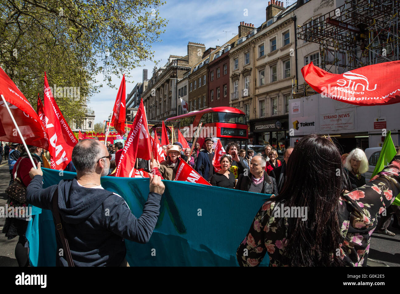 Londres, Royaume-Uni. 1er mai 2016. Les militants pour les droits syndicaux de s'unir à l'extérieur de l'hôtel de Londres ME comme la journée passe mars mai. Credit : Mark Kerrison/Alamy Live News Banque D'Images