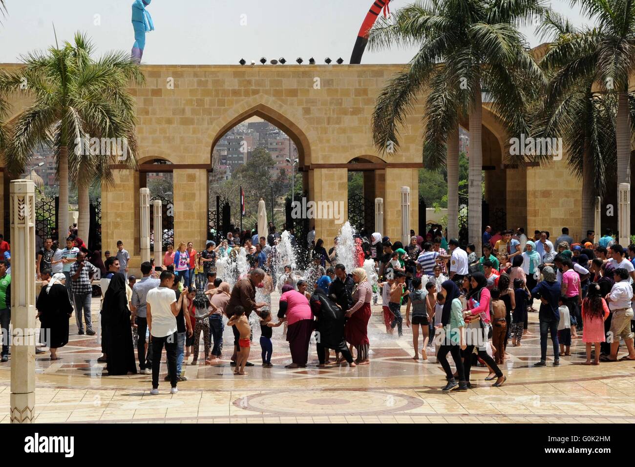 Le Caire, Égypte. 2 mai, 2016. Les enfants égyptiens jouer à un marquage jardin Sham El Nessim, ou sentir la brise qui marque le début du printemps, au Caire, le 02 mai 2016 Crédit : Amr Sayed/APA/Images/fil ZUMA Alamy Live News Banque D'Images