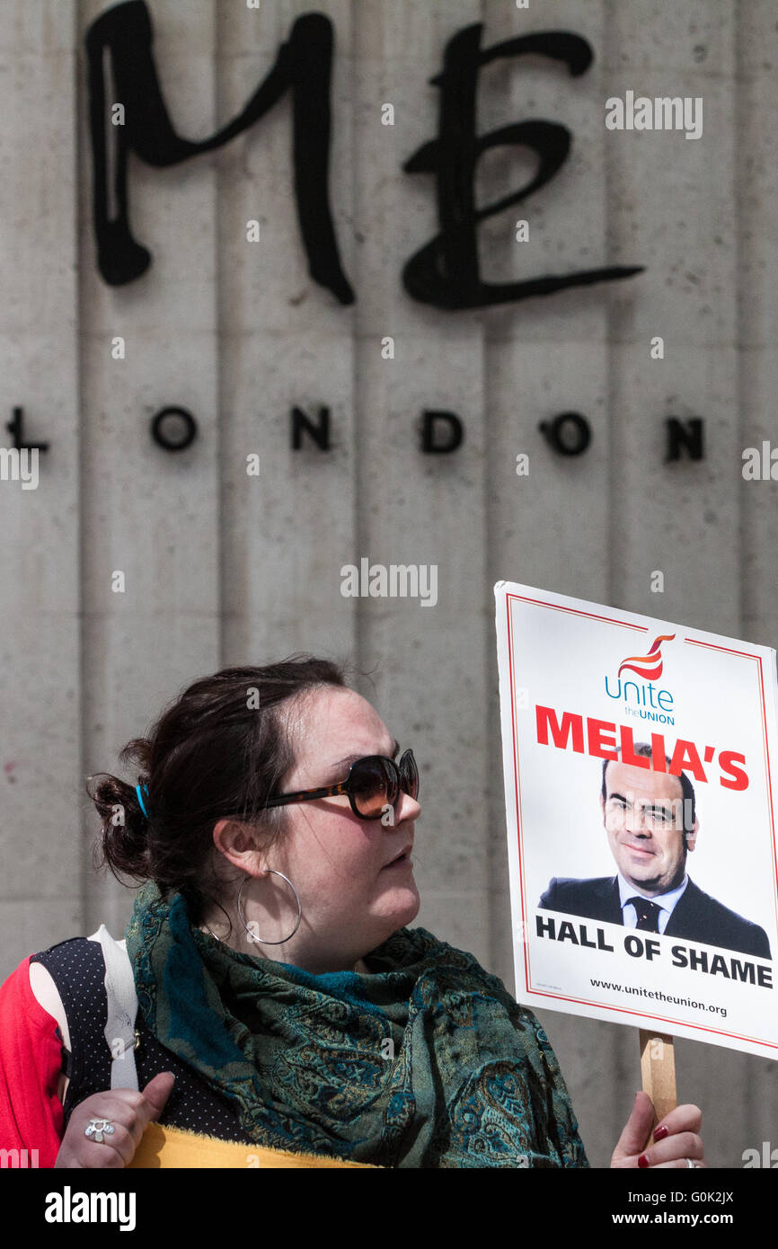 Londres, Royaume-Uni. 1er mai 2016. Un militant pour les droits syndicaux de s'unir à l'extérieur du moi hôtel de Londres. Credit : Mark Kerrison/Alamy Live News Banque D'Images