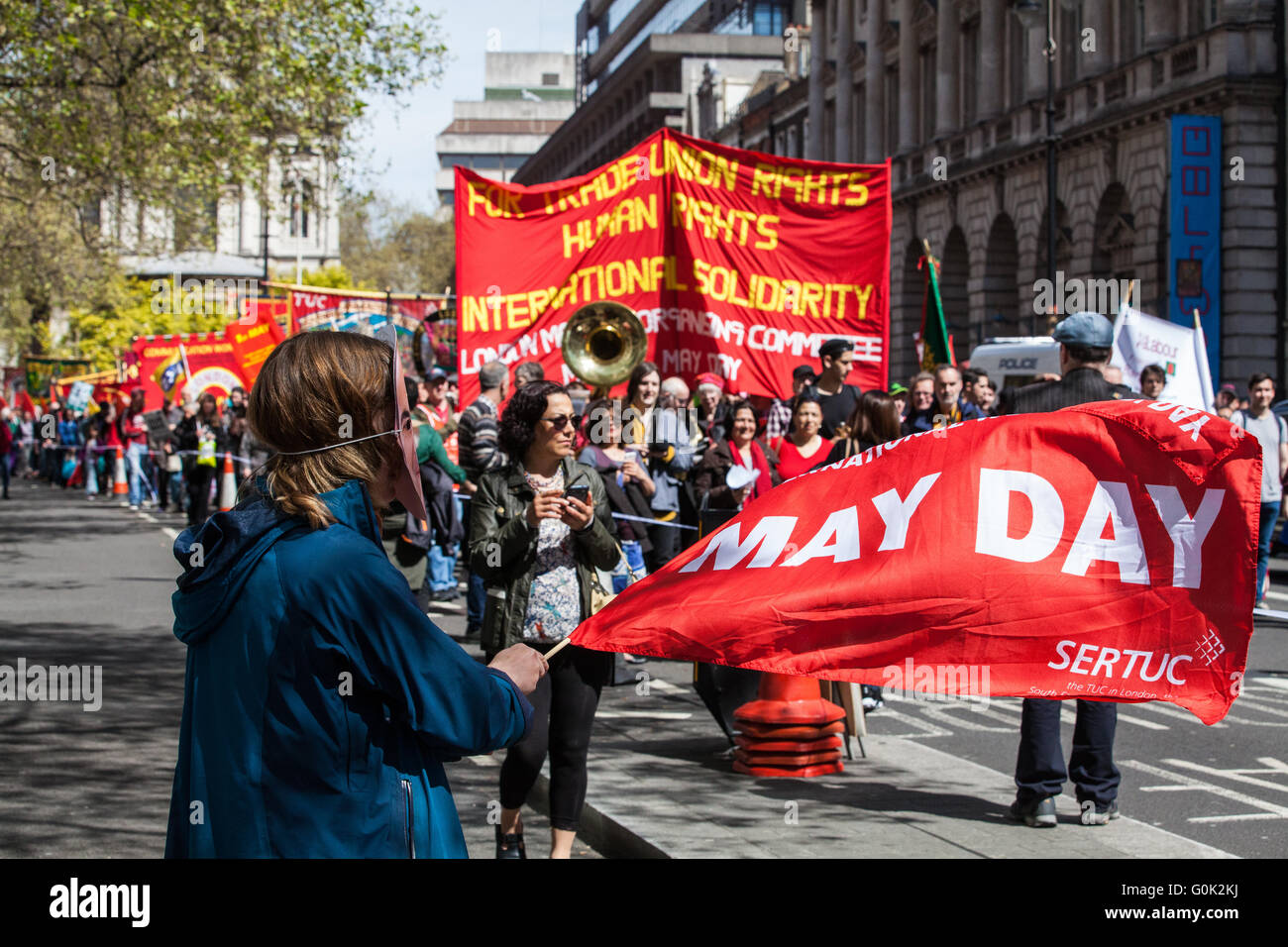 Londres, Royaume-Uni. 1er mai 2016. Les militants pour les droits syndicaux de s'unir à l'extérieur de l'hôtel de Londres ME comme la journée passe mars mai. Credit : Mark Kerrison/Alamy Live News Banque D'Images