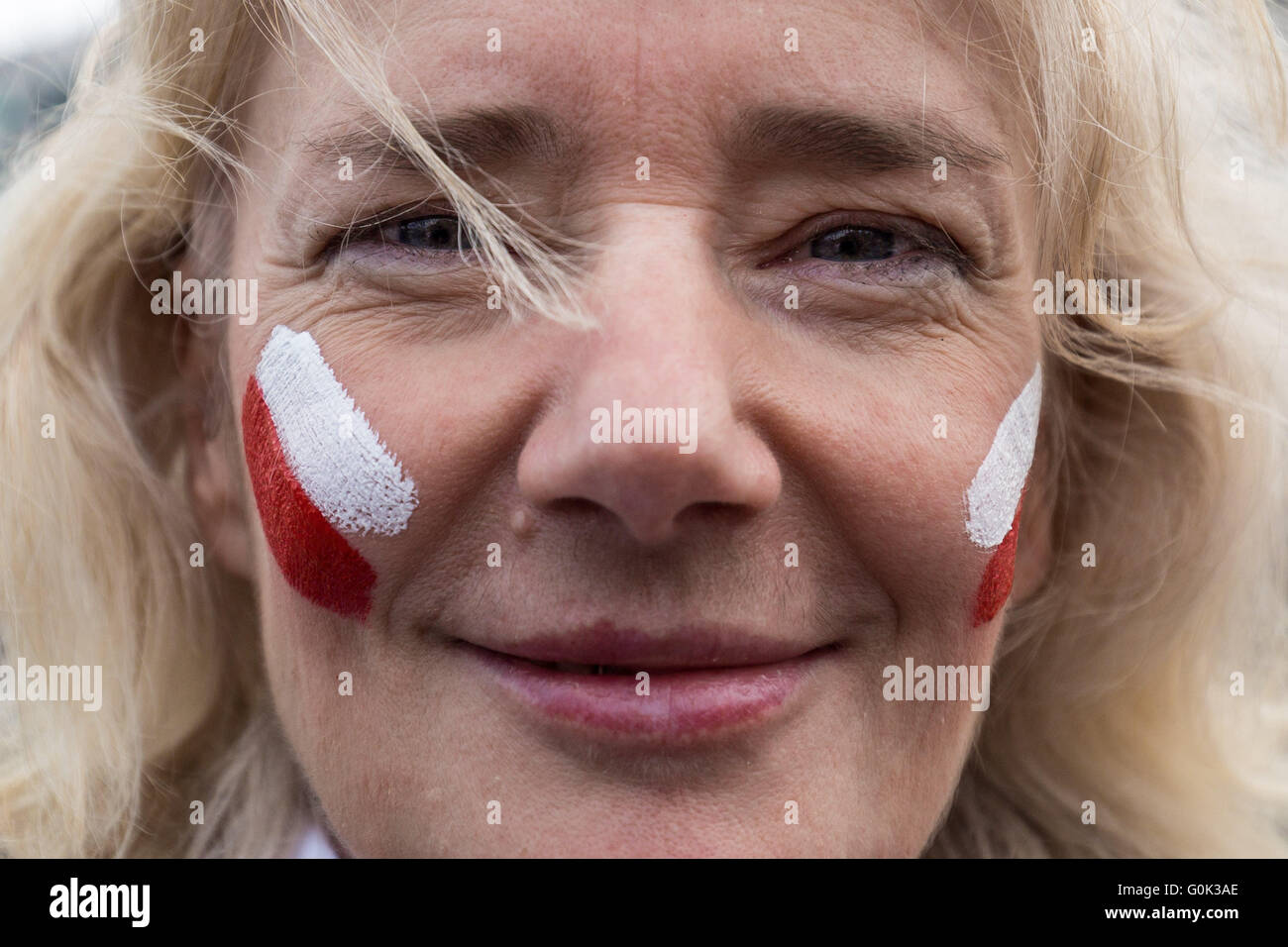 Londres, Royaume-Uni. 2 mai, 2016. Les poteaux de la célébrer le Jour du drapeau national polonais à Trafalgar Square Crédit : Guy Josse/Alamy Live News Banque D'Images