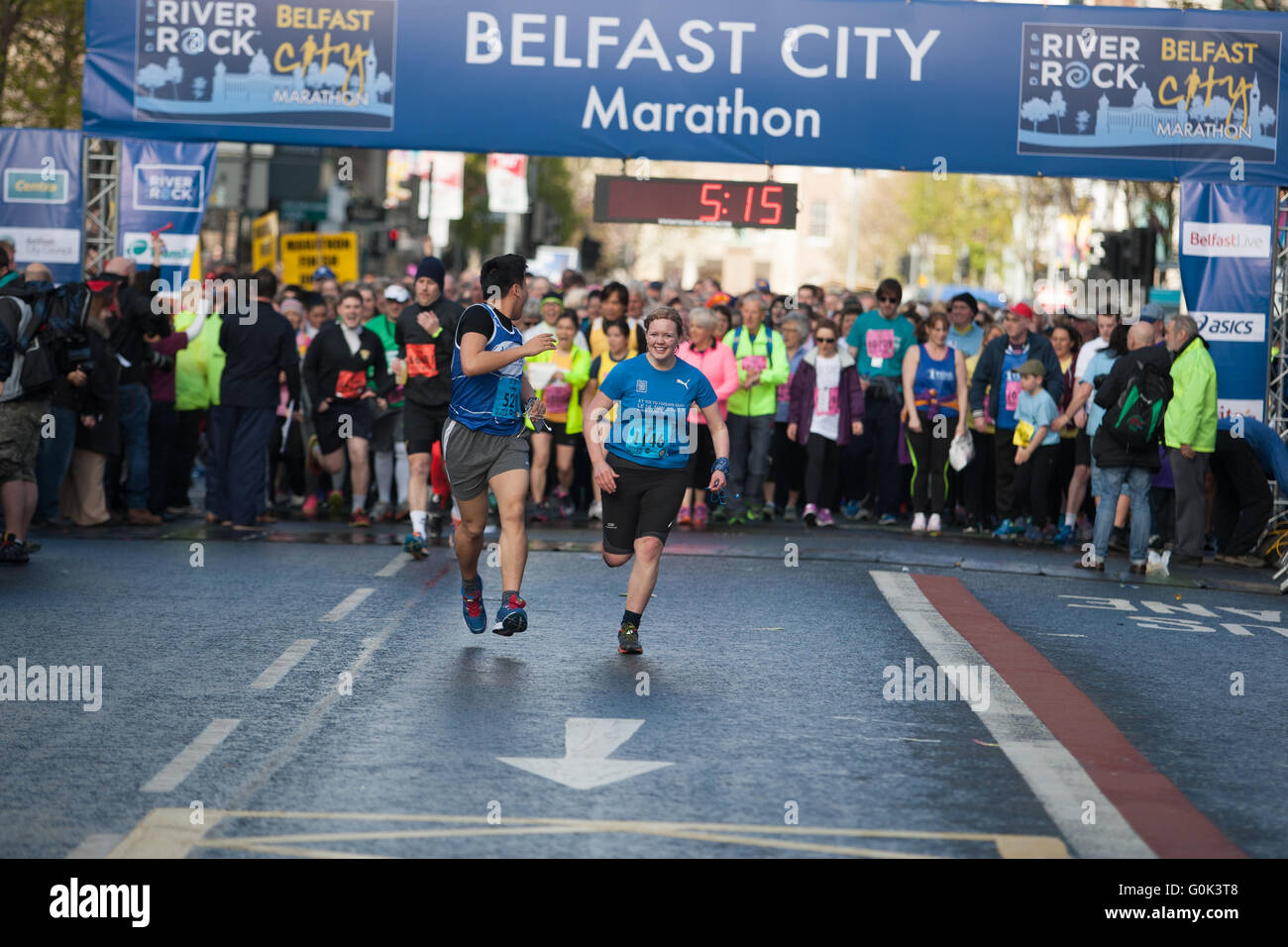 Belfast, Royaume-Uni. 2e mai 2016. deux coureurs sauter l'arme sur le 8 km à pied. Des milliers de personnes ont pris part à la 2016 Marathon de Belfast City Crédit : Bonzo/Alamy Live News Banque D'Images