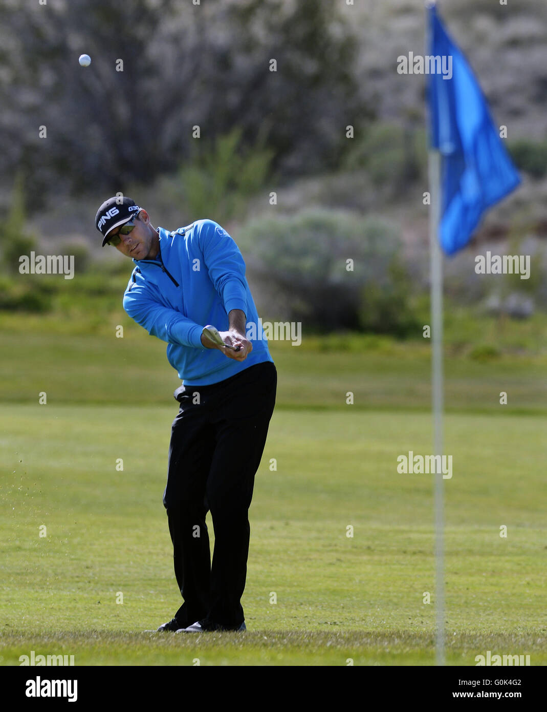 Usa. 2 mai, 2016. SPORTS -- D.J. Brigman de Albuquerque plaquettes sur le premier vert au cours de l'US Open 201 Qualificatif Local au Twin Warriors Golf Club, le lundi 2 mai 2016. © Greg Sorber/Albuquerque Journal/ZUMA/Alamy Fil Live News Banque D'Images