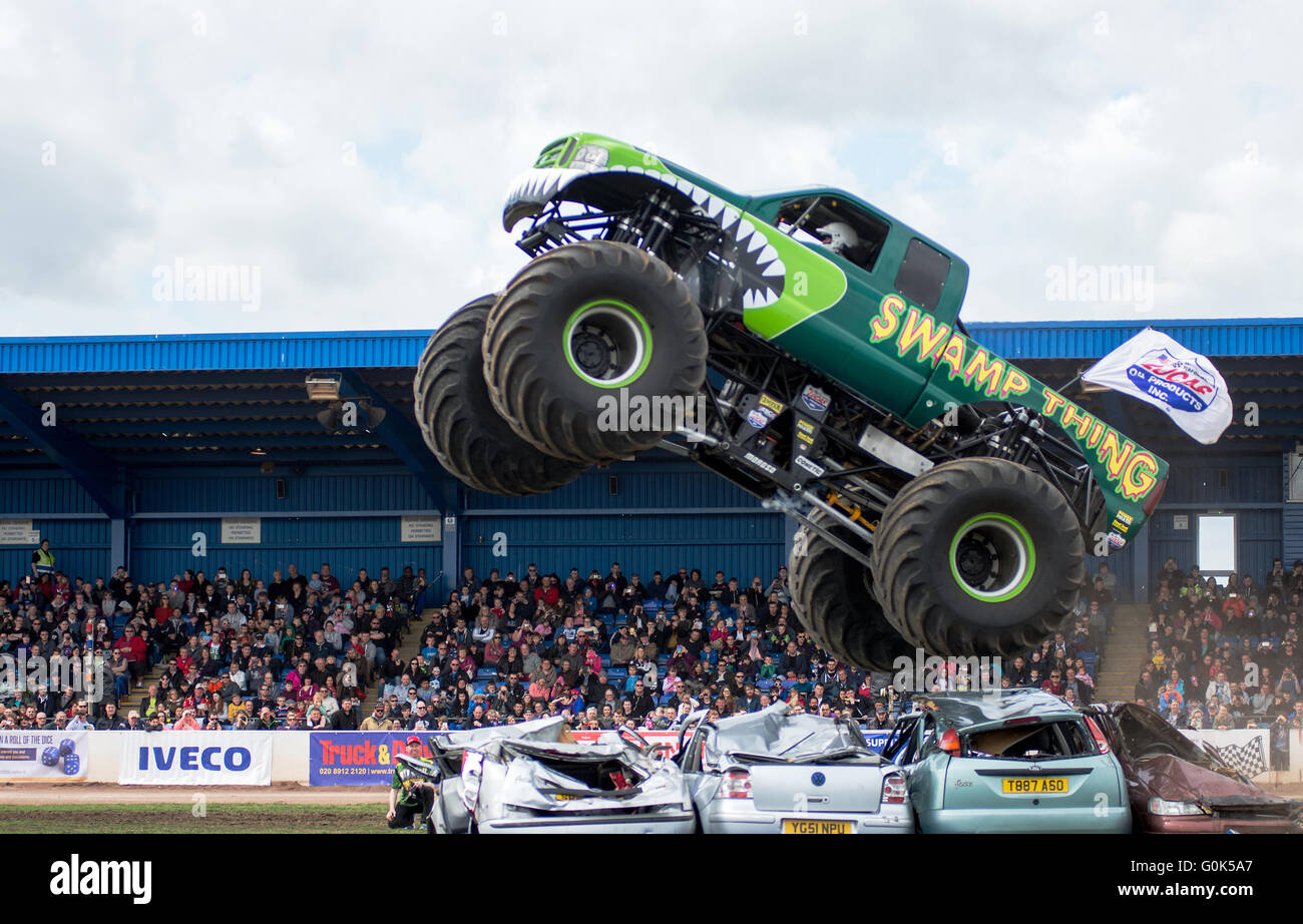 Peterborough, Royaume-Uni. 09Th Mai, 2016. Est de l'Angleterre Show Ground 2 Mai 2016 : les visiteurs passer une agréable fin de semaine des courses, avec Monster truck stunt bike afficher, parade de camions, des stands d'exposition, ainsi que des conditions météorologiques mixtes cette années chariot-fest a tenu plus de week-end férié. 24 mai un ancien festival de printemps de l'hémisphère nord un moment de l'année où le beau temps arrive et les fleurs et les arbres commencent à fleurir. Credit : Clifford Norton/Alamy Live News Banque D'Images