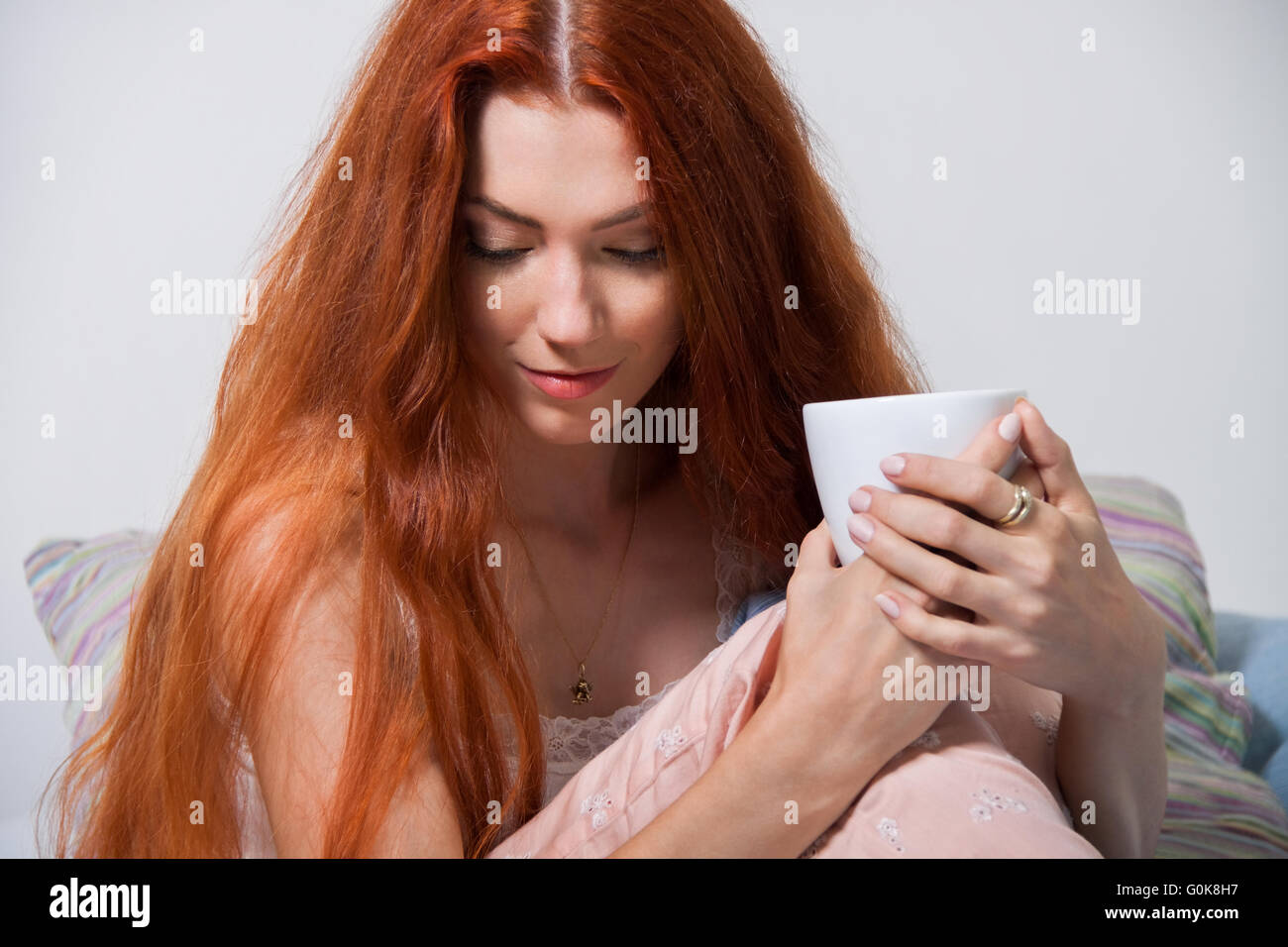 Pensive Woman Having un café dans son lit Banque D'Images