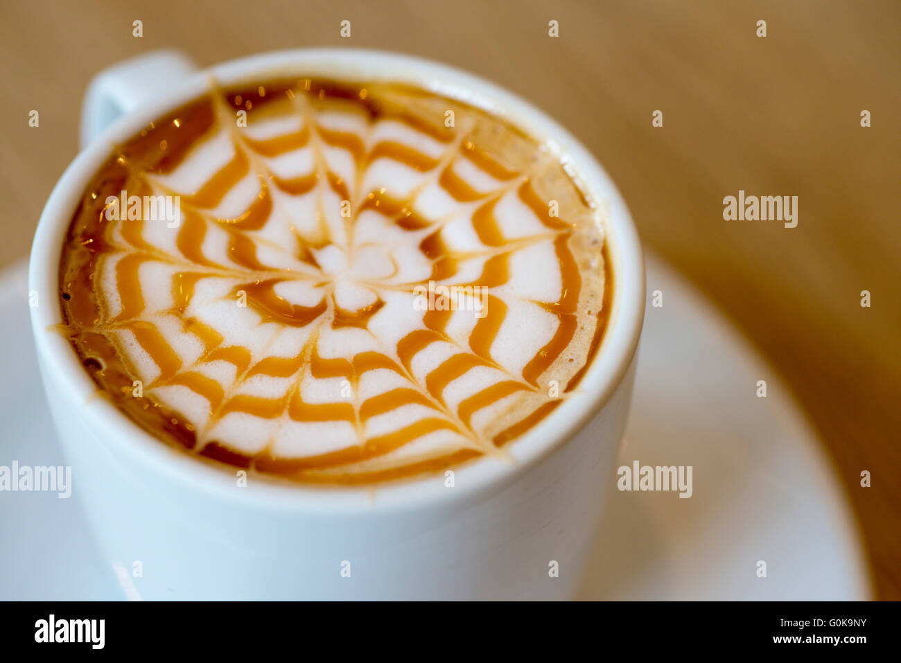 Une tasse de caramel macchiato Banque D'Images