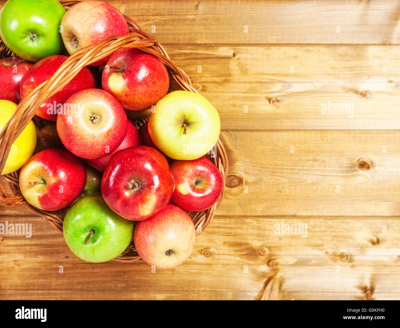 Panier de pommes sur fond de bois. La saine alimentation et les régimes amaigrissants concept. Copier l'espace. Vue d'en haut. Mise à plat Banque D'Images