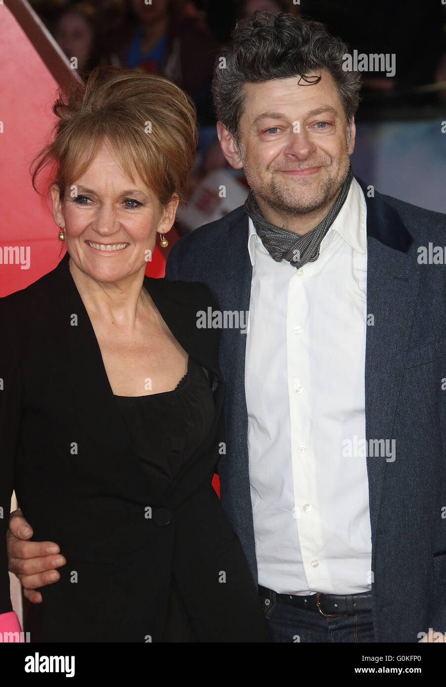 22 mars 2016 - Andy Serkis et Lorraine Ashbourne participant à la première européenne de "Superman Batman V : Dawn of Justice" à l'O Banque D'Images