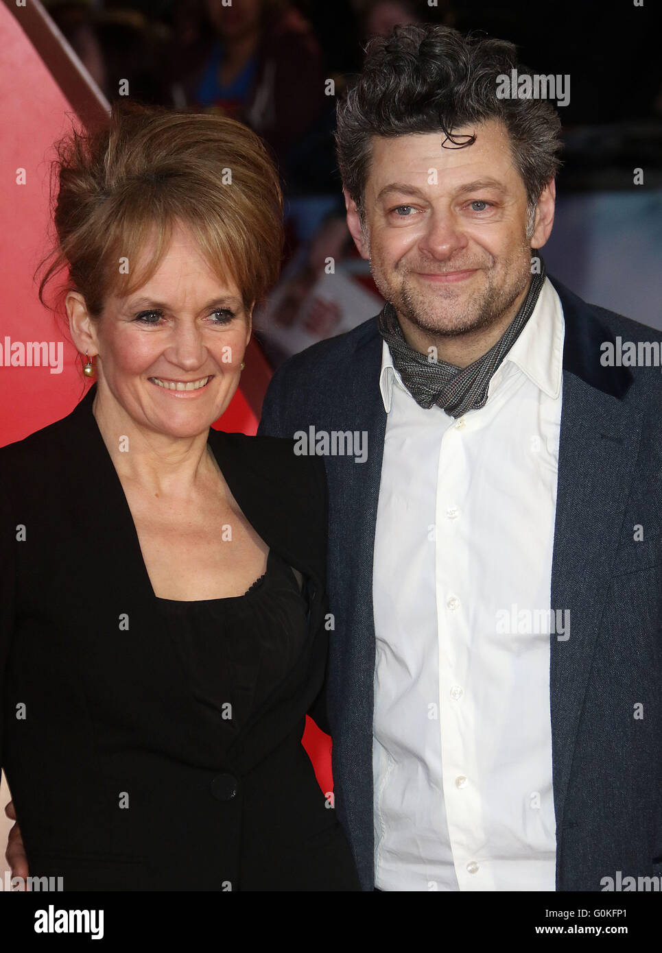 22 mars 2016 - Andy Serkis et Lorraine Ashbourne participant à la première européenne de "Superman Batman V : Dawn of Justice" à l'O Banque D'Images