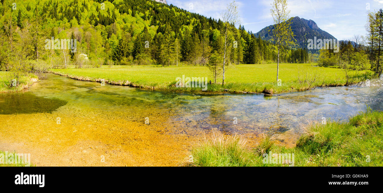 Paysage panoramique en Bavière avec ruisseau en montagnes des Alpes Banque D'Images