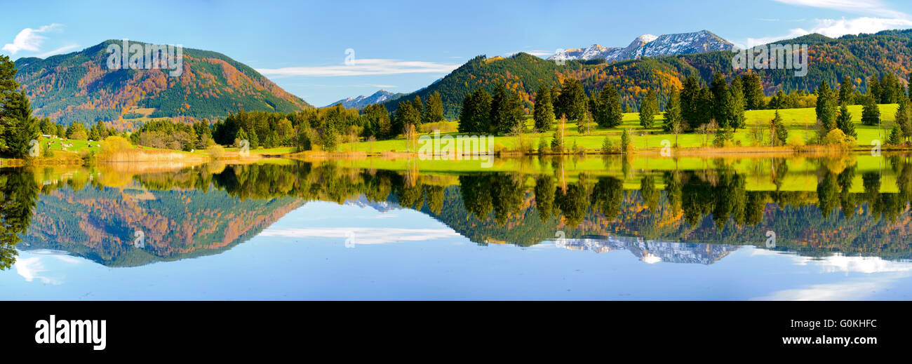 Paysage panoramique en Bavière avec lac et montagnes des Alpes Banque D'Images