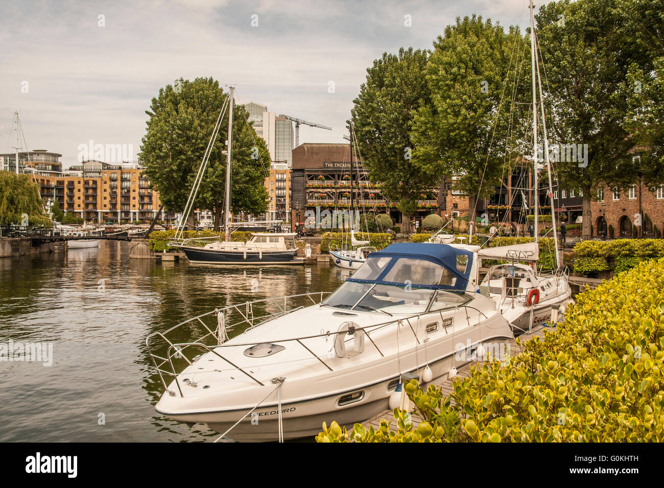 Yachts amarrés au quai Saint Katherine à Londres, Angleterre, Royaume-Uni, Europe Banque D'Images