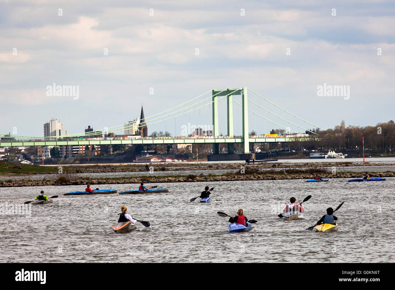 L'Europe, l'Allemagne, Cologne, le kayak sur le Rhin, dans l'arrière-plan le Rodenkirchener pont. Banque D'Images
