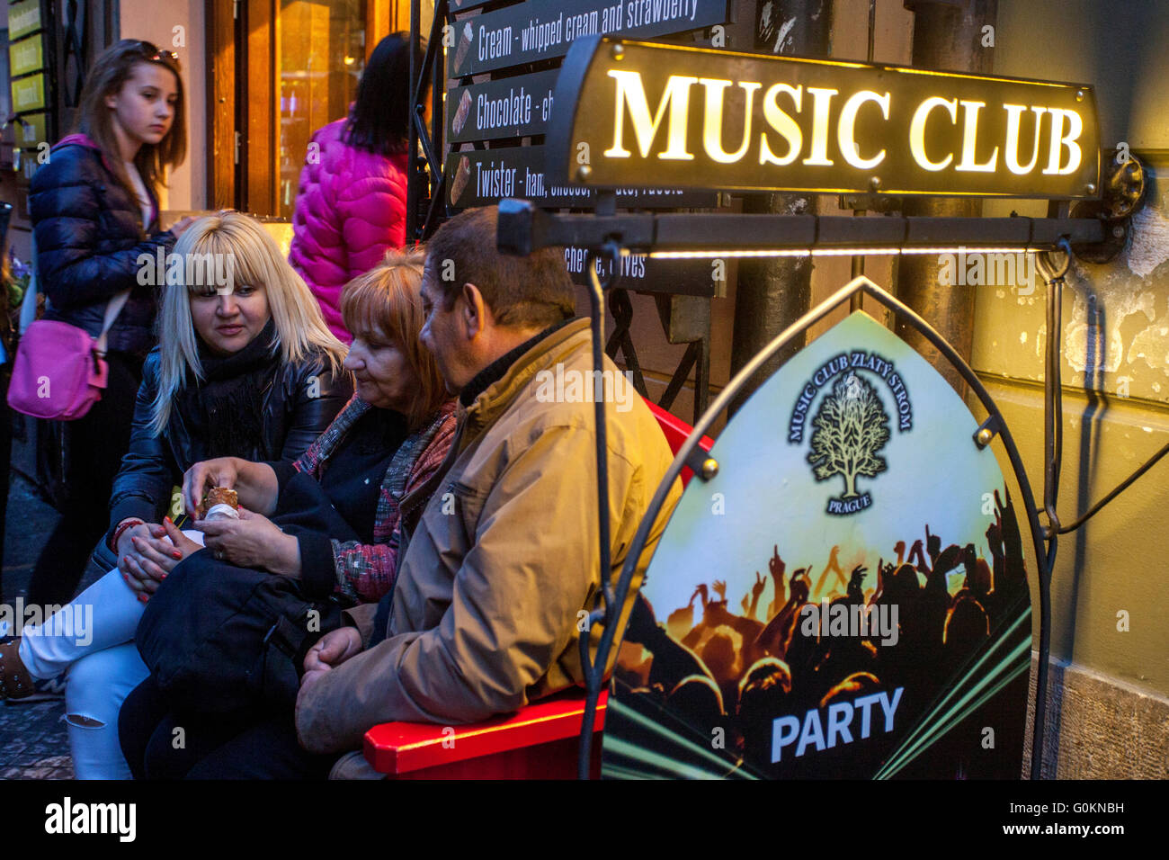 Les touristes Les gens de l'extérieur Music club Zlaty Strom, Charles Street Old Town Prague République Tchèque Banque D'Images