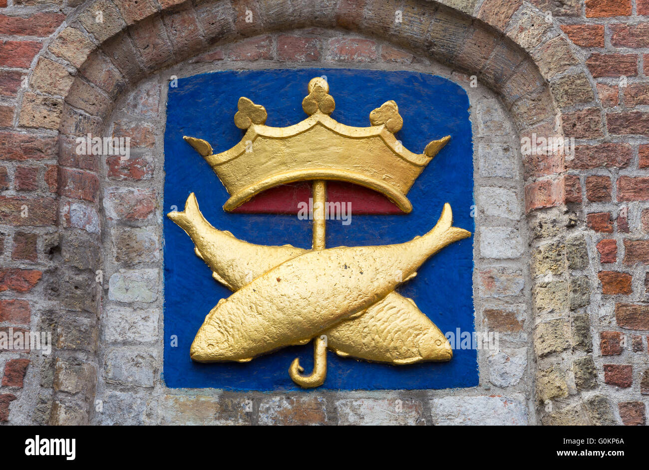 Plaque murale représentant l'emblème de l'ancienne criée Huidenvettersplein, Bruges, Belgique. Banque D'Images