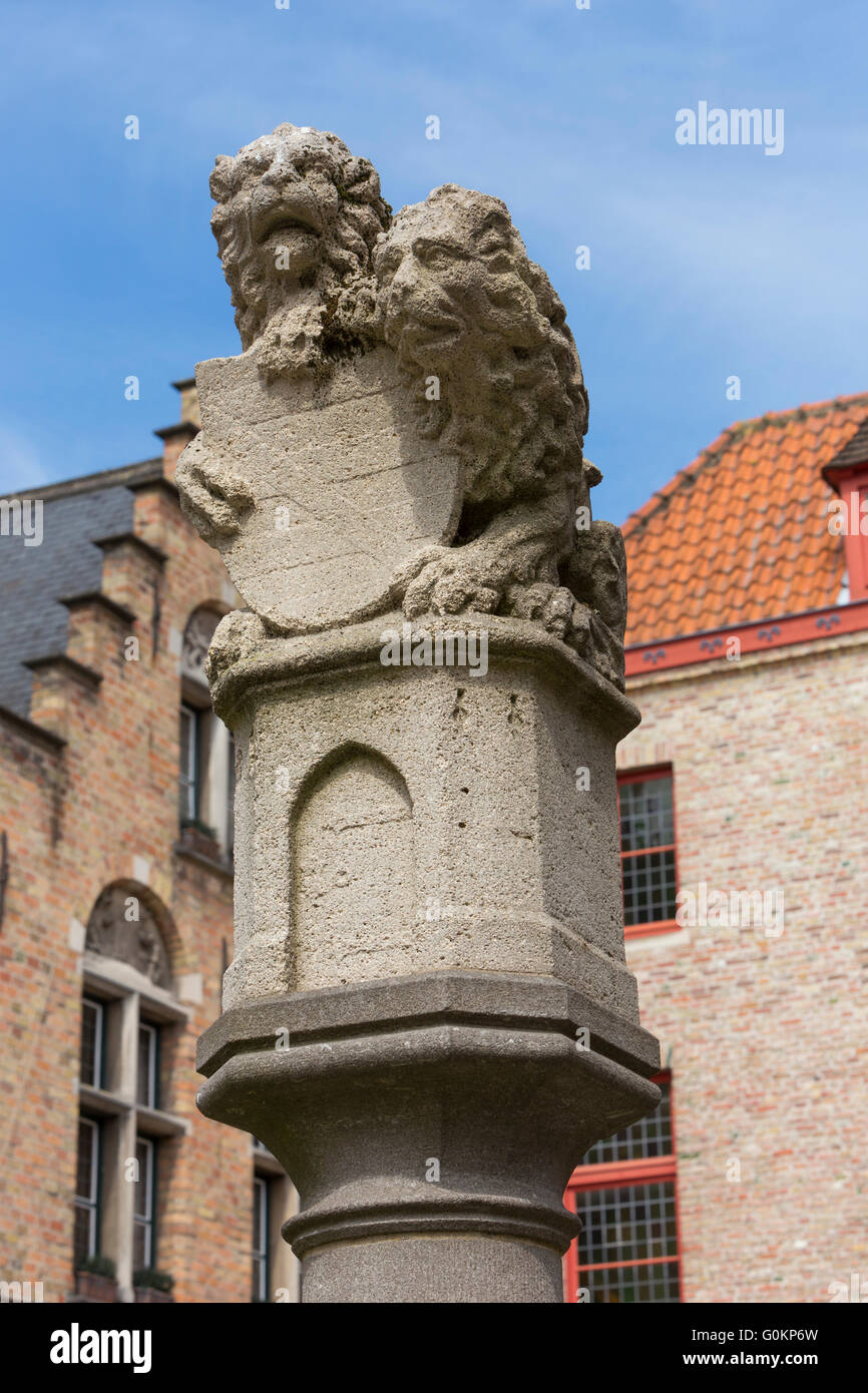 Dans Huidenvettersplei Square est une colonne supportant deux lions et l'emblème de la tanneurs. Banque D'Images