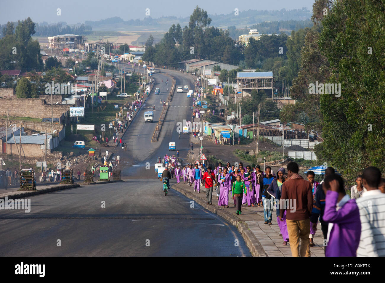 Debre Birhan, Amhara, Ethiopie, octobre 2013 étudiants sur le chemin de l'école près de l'EWNHS pépinière. Photographie par Mike Goldwater Banque D'Images