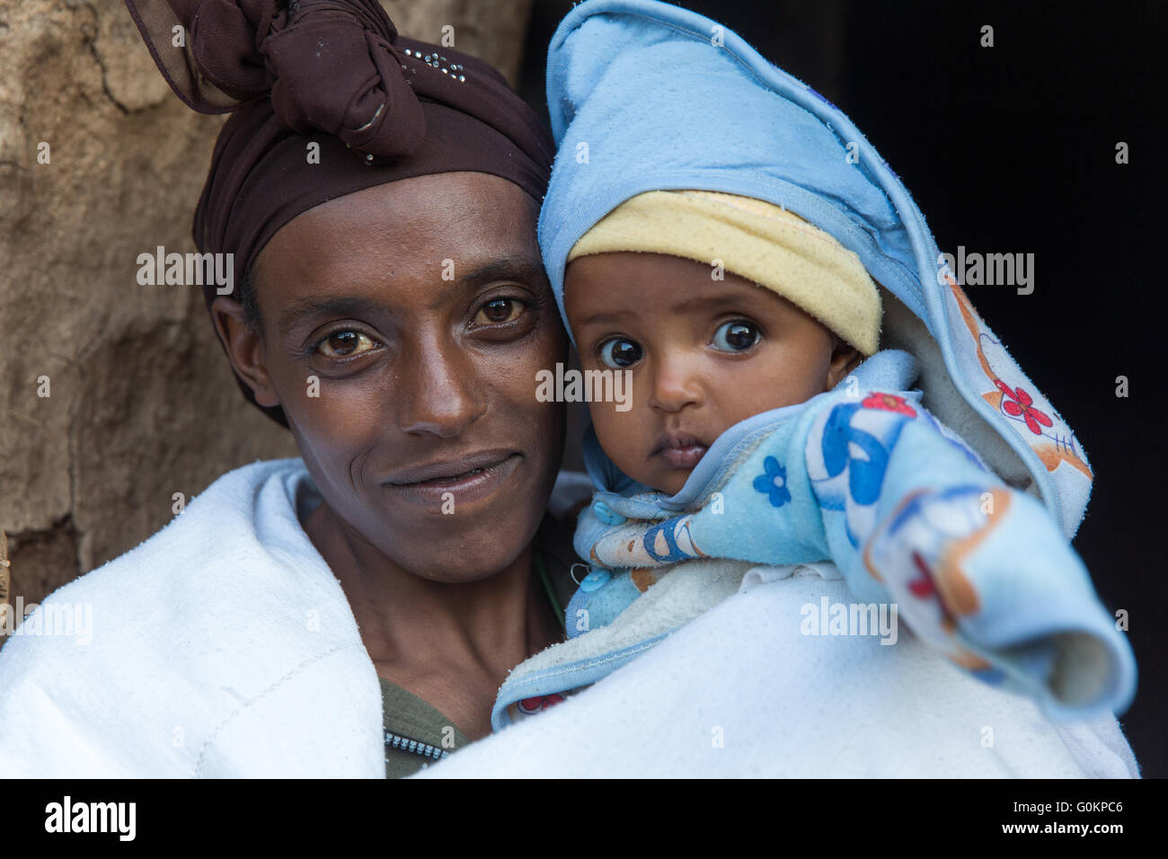 Debre Birhan, Amhara, Ethiopie, octobre 2013 Tedbarbich Shenkute, 28, avec sa fille, Mita 6 mois Banque D'Images