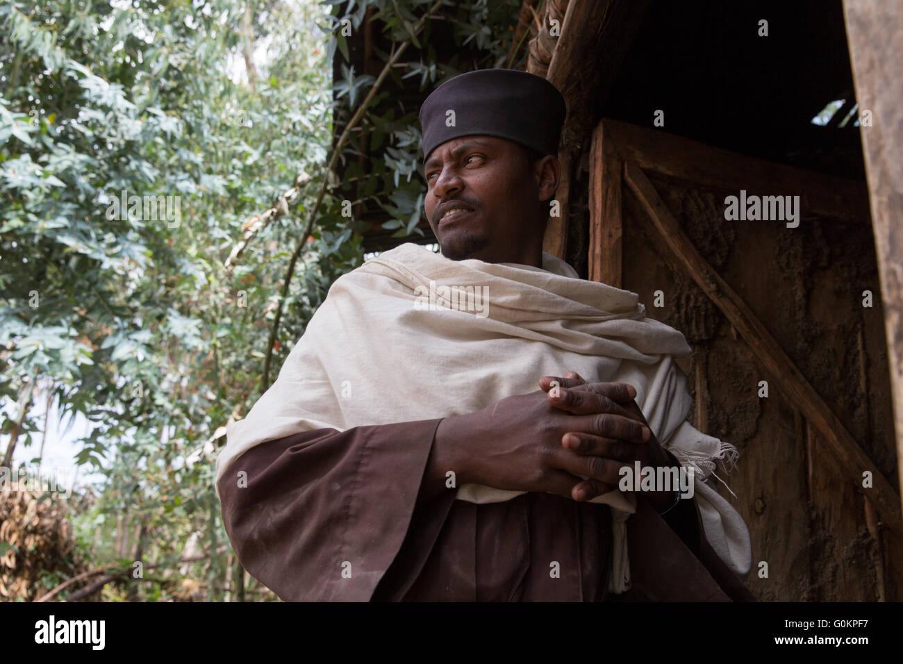 Deneba, Amhara, Ehiopia Octobre 2013 : prêtres coptes au monastère de Batamariam Abamengistu, établi par le prêtre en 2000. Banque D'Images
