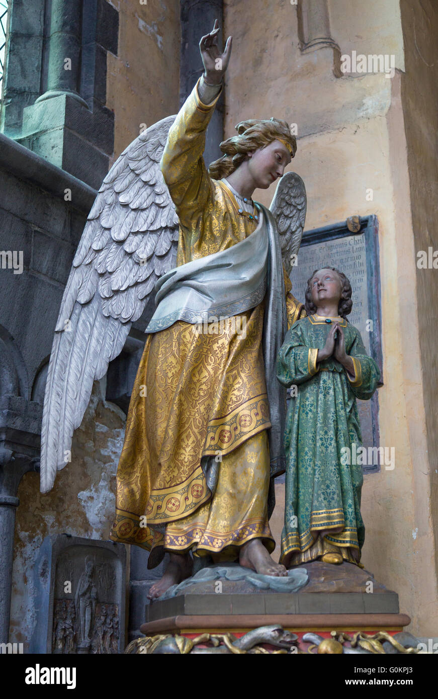Statue de l'ange gardien et l'enfant dans l'église Notre Dame, Bruges, Belgique Banque D'Images