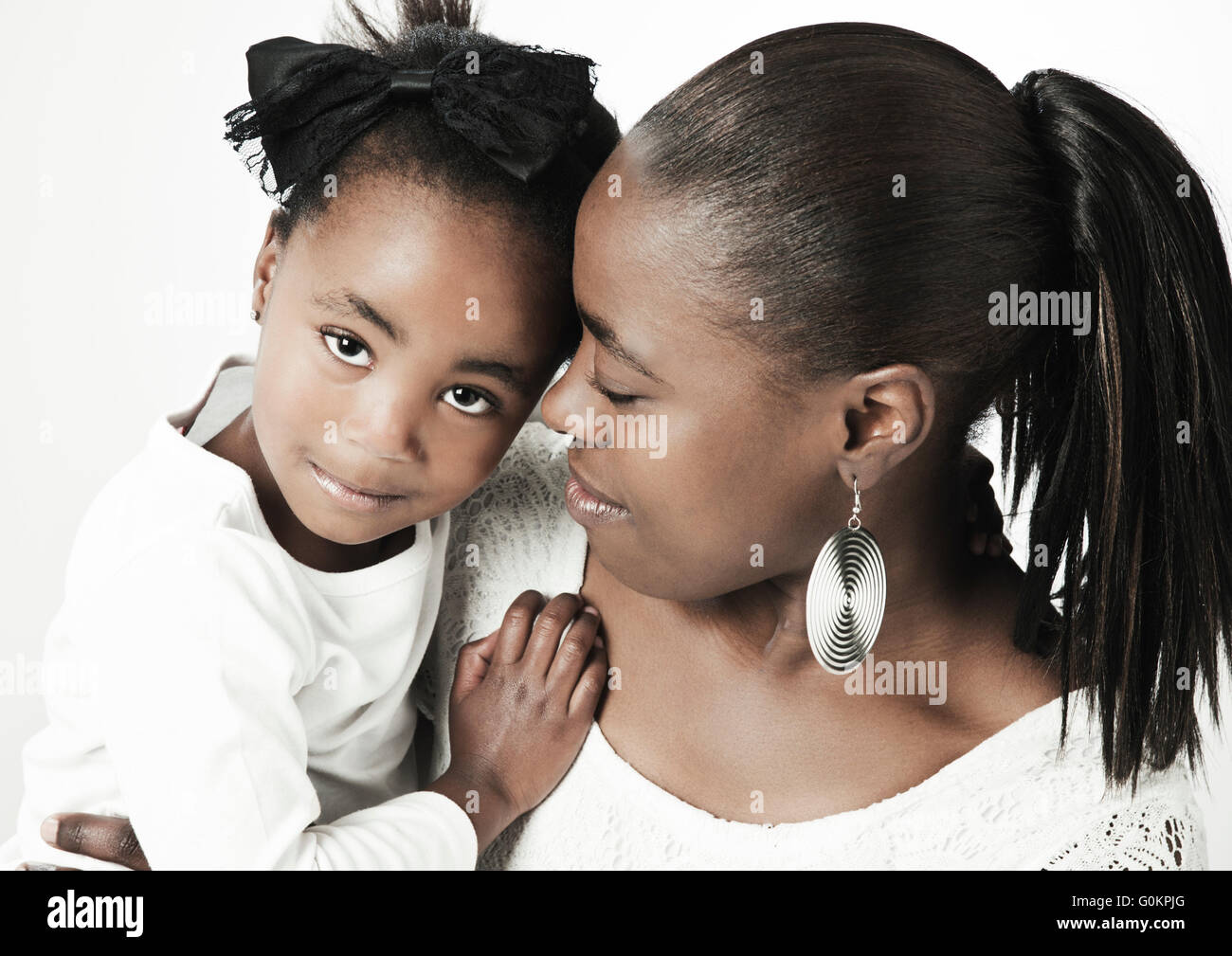 Petite fille africaine et de la mère en blanc. Banque D'Images