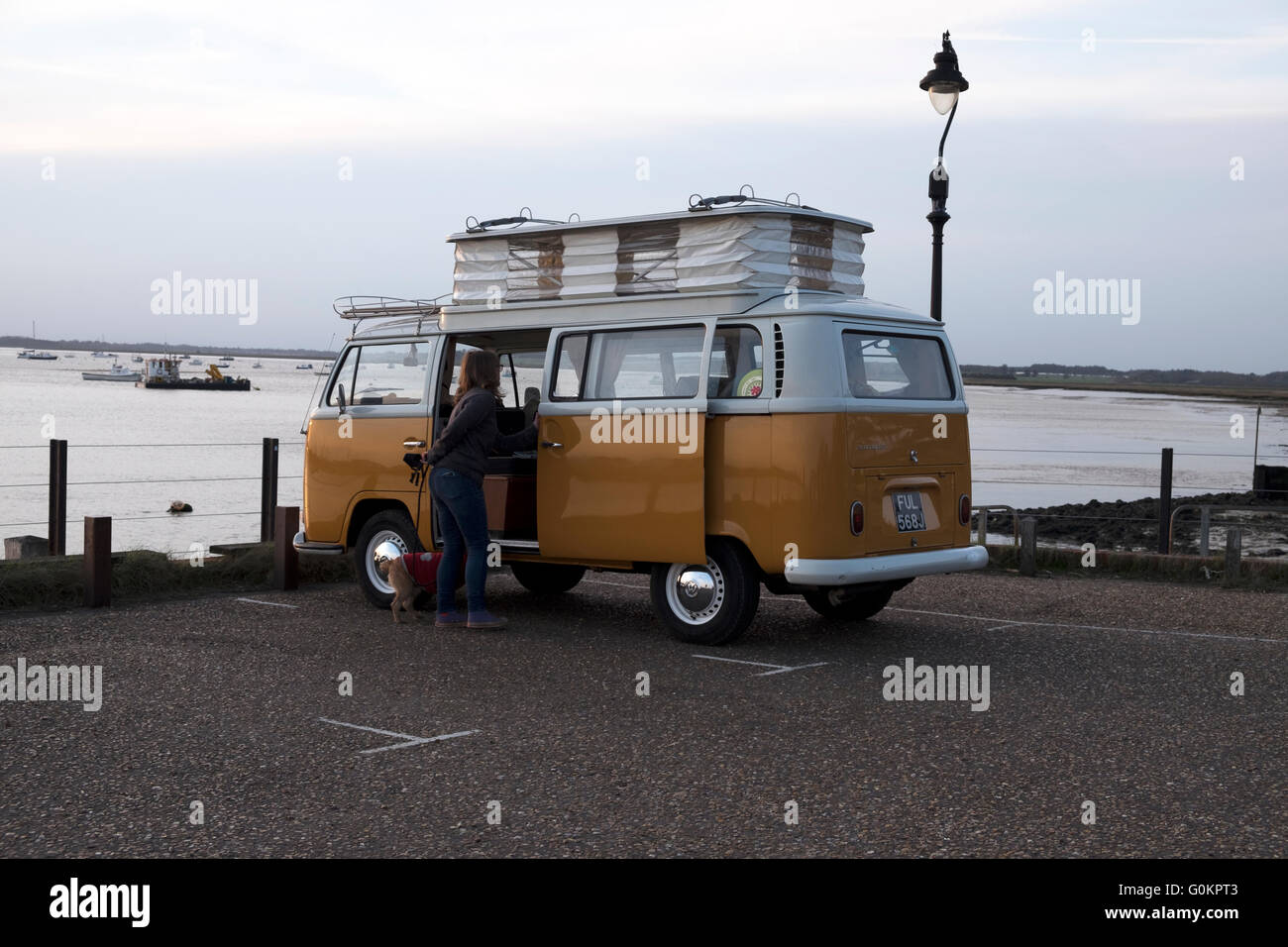 Vintage VW camping-bus, ferry Bawdsey, Suffolk, UK. Banque D'Images