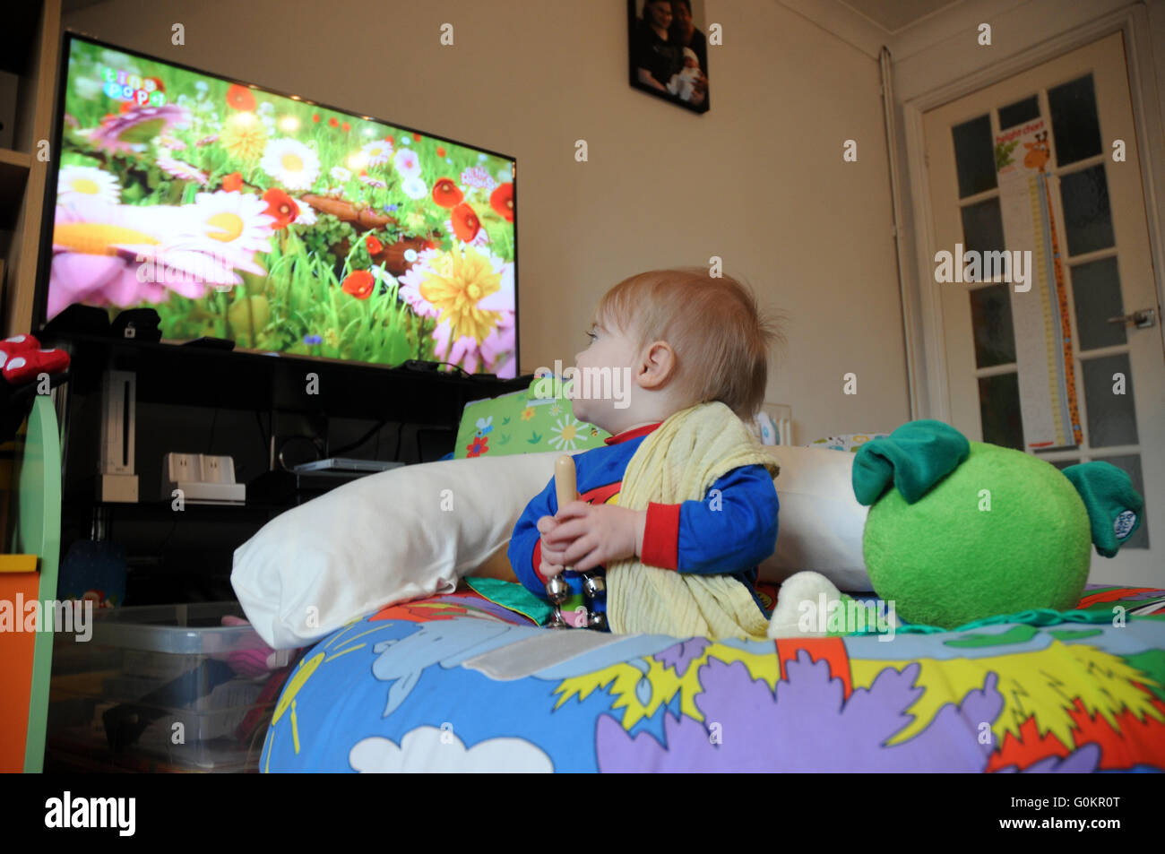 Baby watching tv Banque de photographies et d'images à haute résolution -  Alamy