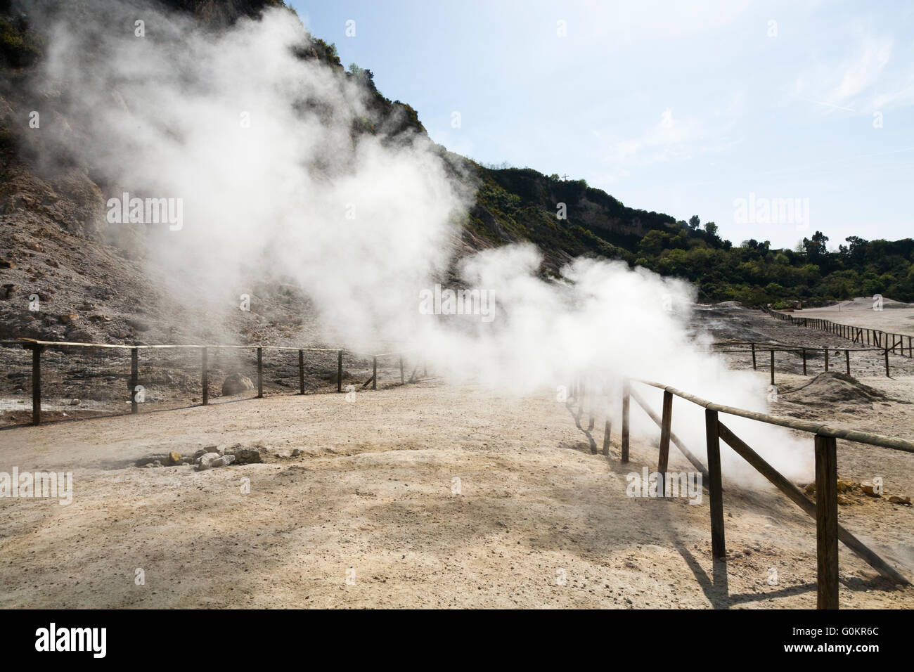 Volcan Solfatara. La vapeur et passer de vapeurs sulfureuses fumerole / fumeroles. Pozzuoli nr Naples Italie Campi Flegrei zone volcanique ; Banque D'Images