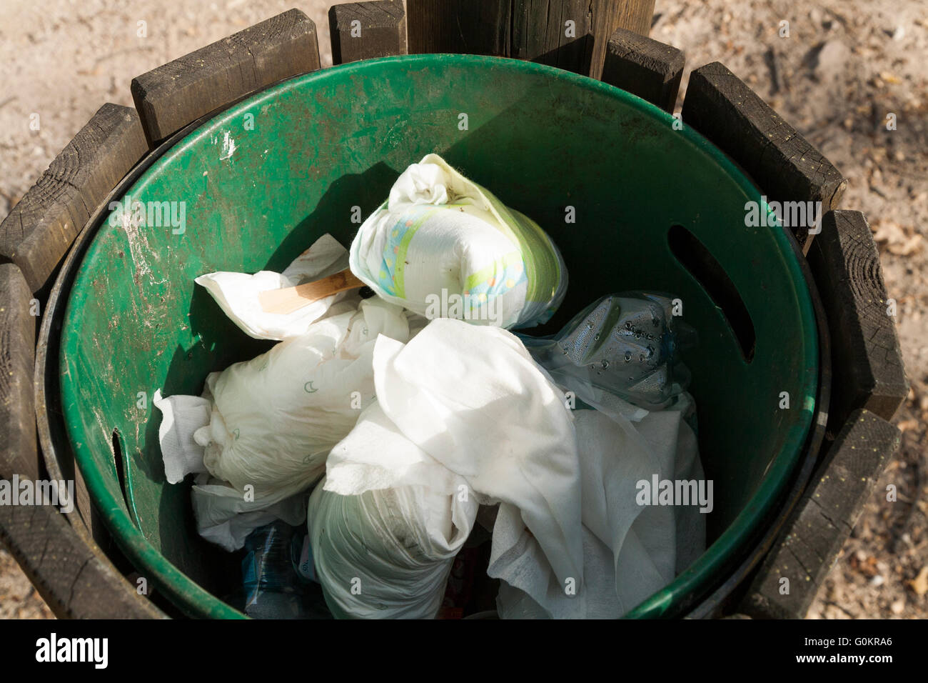 Sale et sale bébé / bébé / couches jetables jetés jetés dans une poubelle  publique / portée / refuser poubelle Photo Stock - Alamy