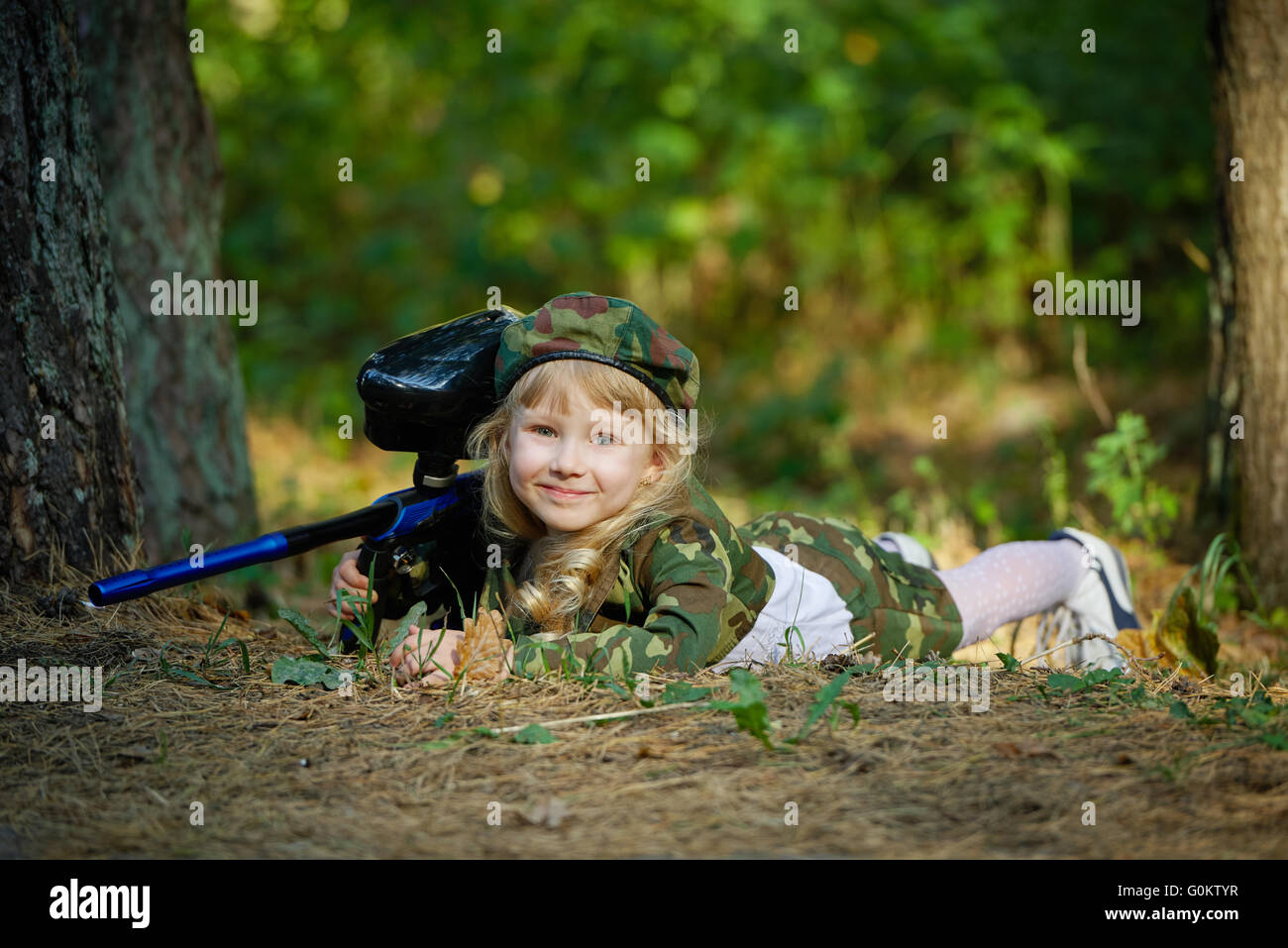 Fille de camouflage au fusil Banque D'Images
