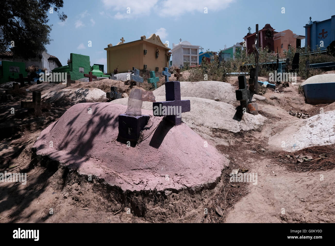 Mausolées peint de couleurs vives et de la crypte au cimetière de Chichicastenango également connu sous le nom de Santo Tomás Chichicastenango une ville dans le département de Guatemala El Quiché, connu pour sa culture Maya Kiche traditionnels. Banque D'Images