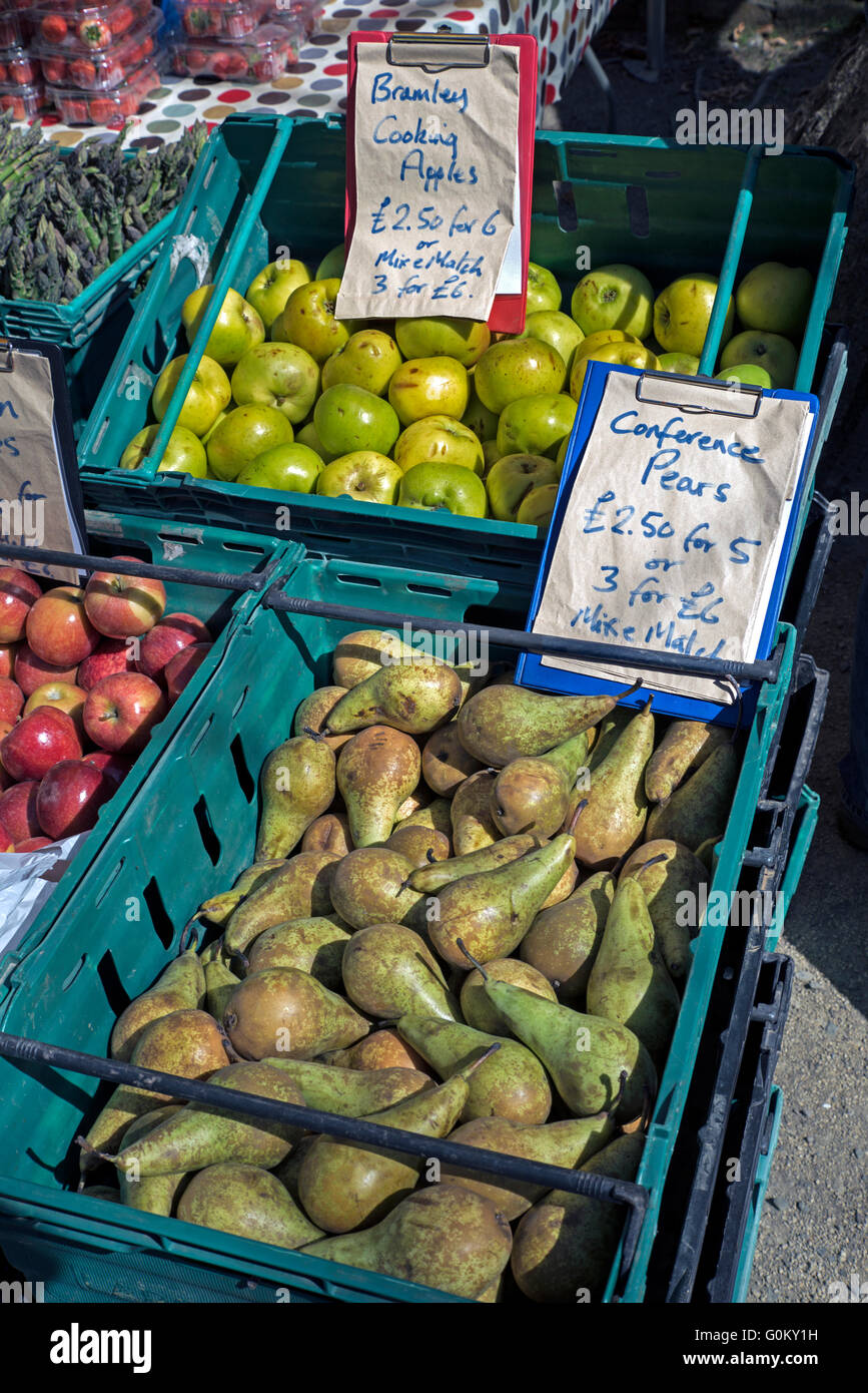 Les pommes et les poires au marché de dimanche à Stockbridge, Édimbourg, Écosse, Royaume-Uni. Banque D'Images