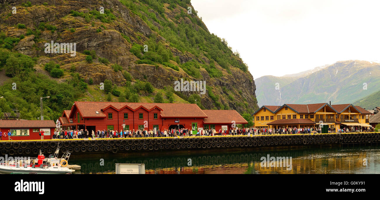 Les touristes sur le quai d'attente à flam. Banque D'Images