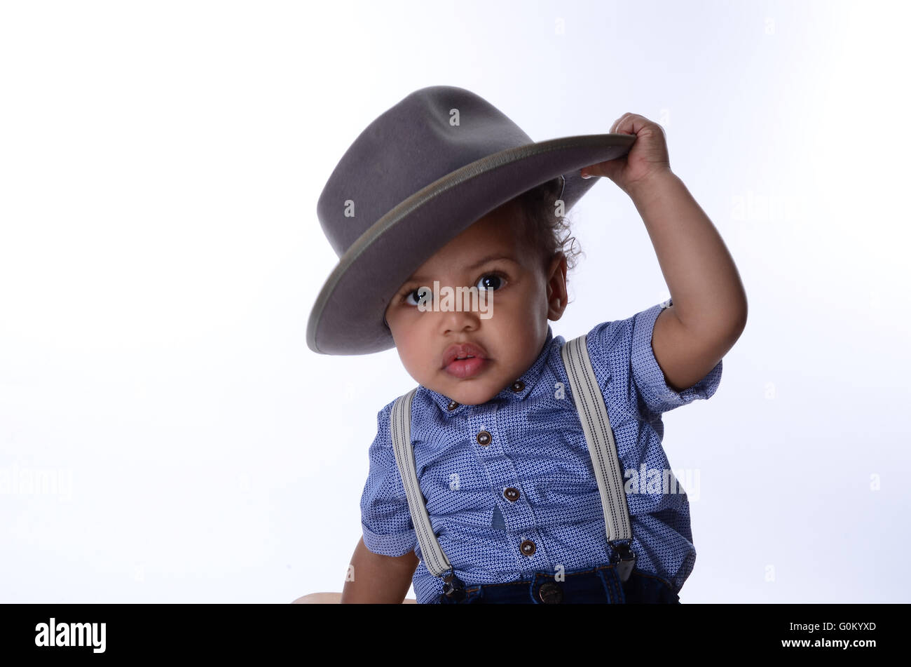Mixed Race jeune garçon avec grand chapeau, vintage style jamaïcain, windrush generation Banque D'Images