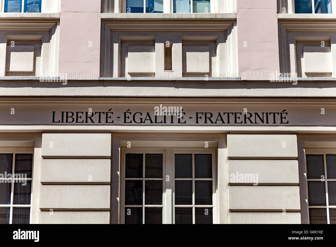 Paris, France - 1 mai 2016 : Liberté Égalité Fraternité signe texte sur un bâtiment scolaire à Paris France. Banque D'Images