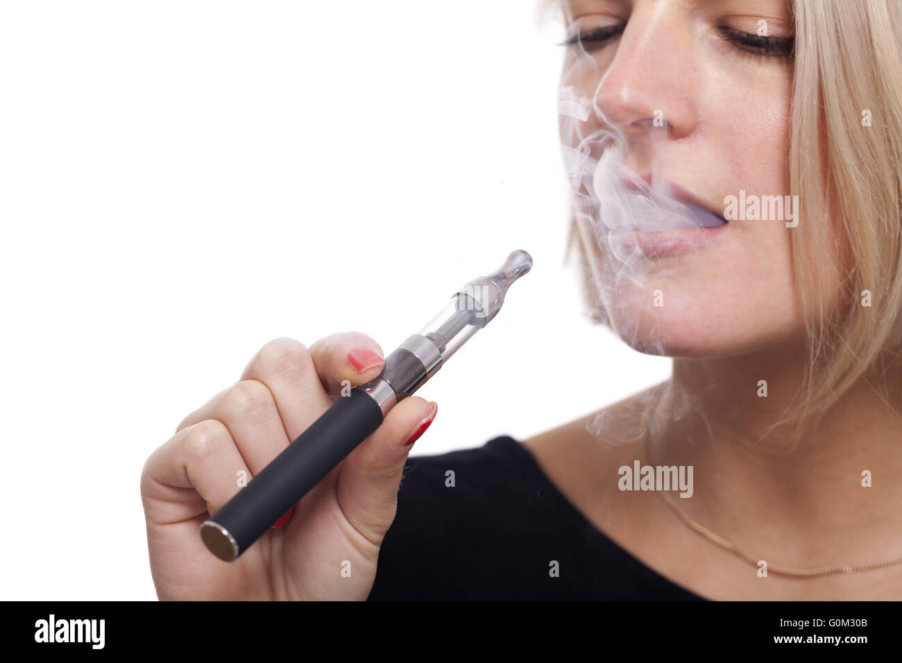 Close up blonde femme fumant à l'aide d'E- cigarette Banque D'Images