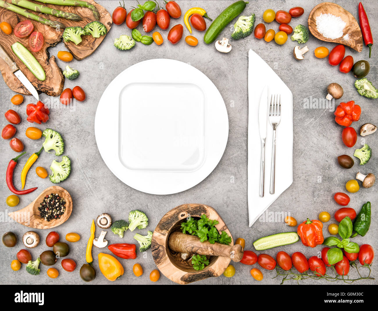 Table de cuisine avec des légumes frais. Concept d'aliments biologiques frais et sain. Mise à plat Banque D'Images