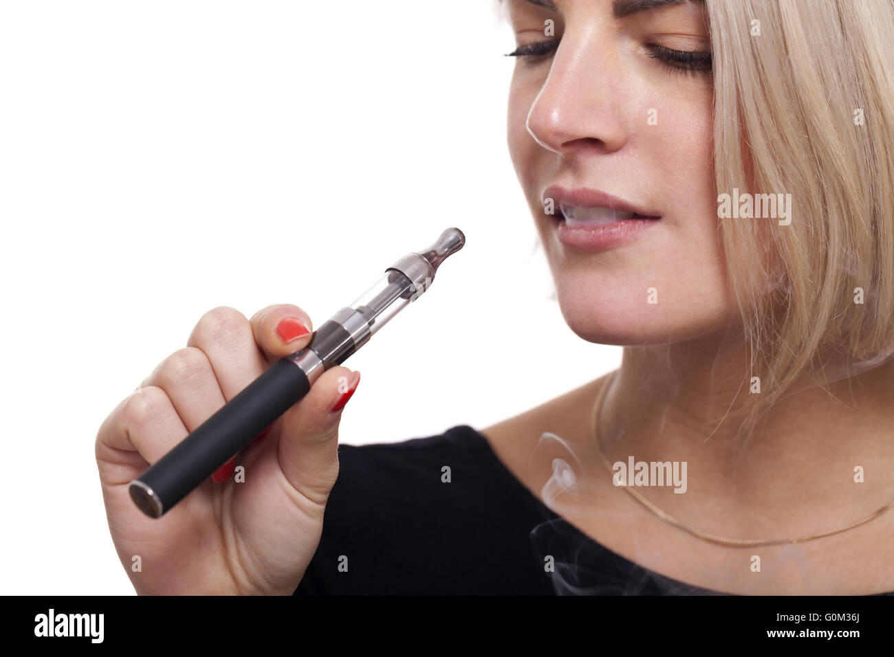 Close up blonde femme fumant à l'aide d'E- cigarette Banque D'Images
