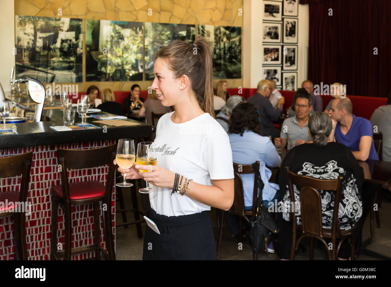Photos de l'intérieur de Fratelli Fresh avec waitress de boissons pour une table, Potts Point, Sydney, NSW, Australie. Banque D'Images